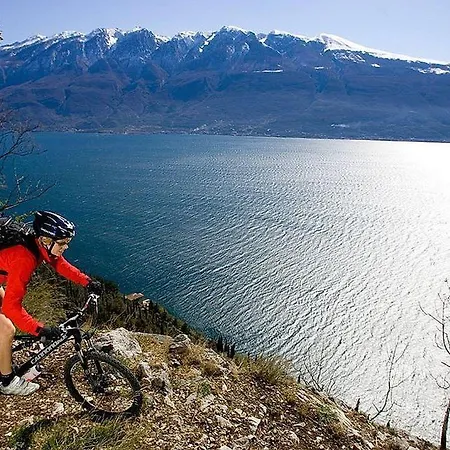 Schoene Mit Herrlichem Blick Zum Gardasee דירה טיניאלה