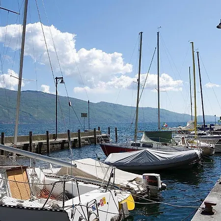 Schoene Mit Herrlichem Blick Zum Gardasee