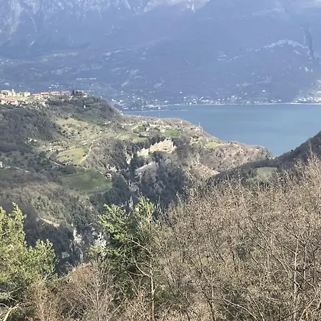 Schoene Mit Herrlichem Blick Zum Gardasee דירה *